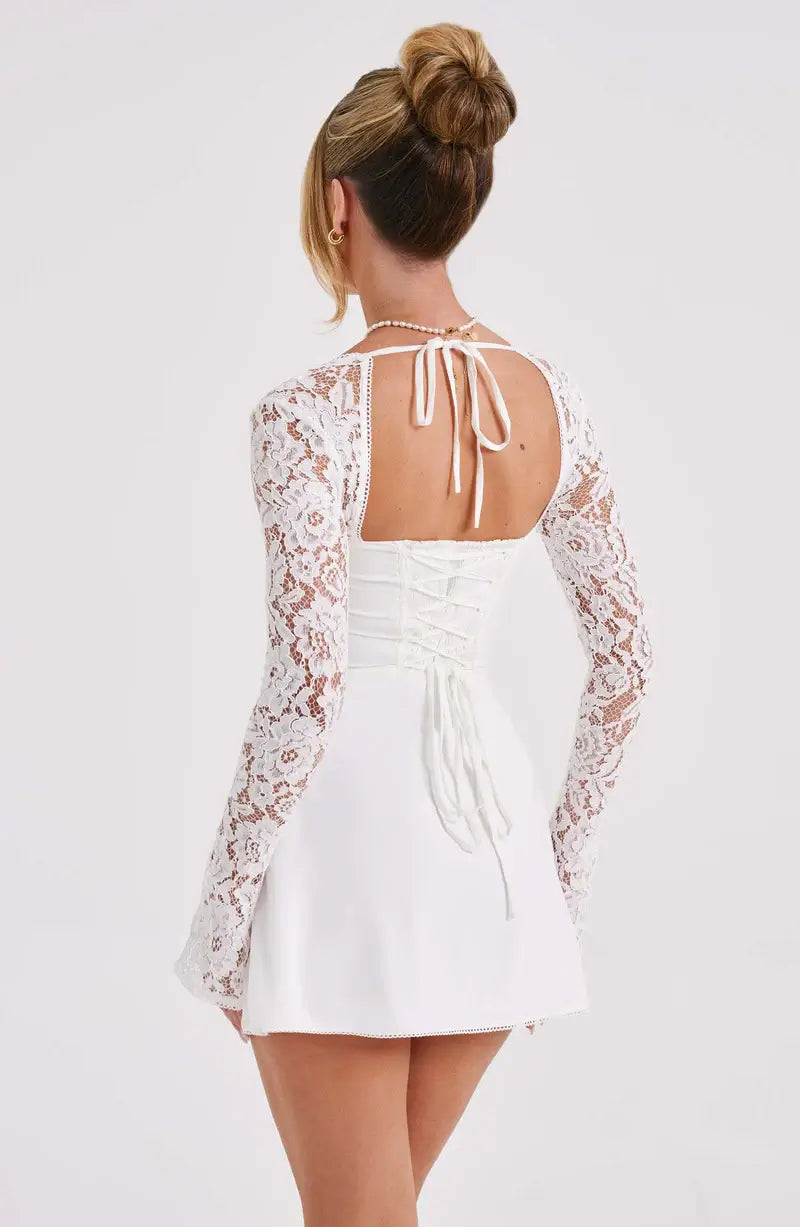 Charming Louise - Mini-Jurk met Elegante Kanten Details